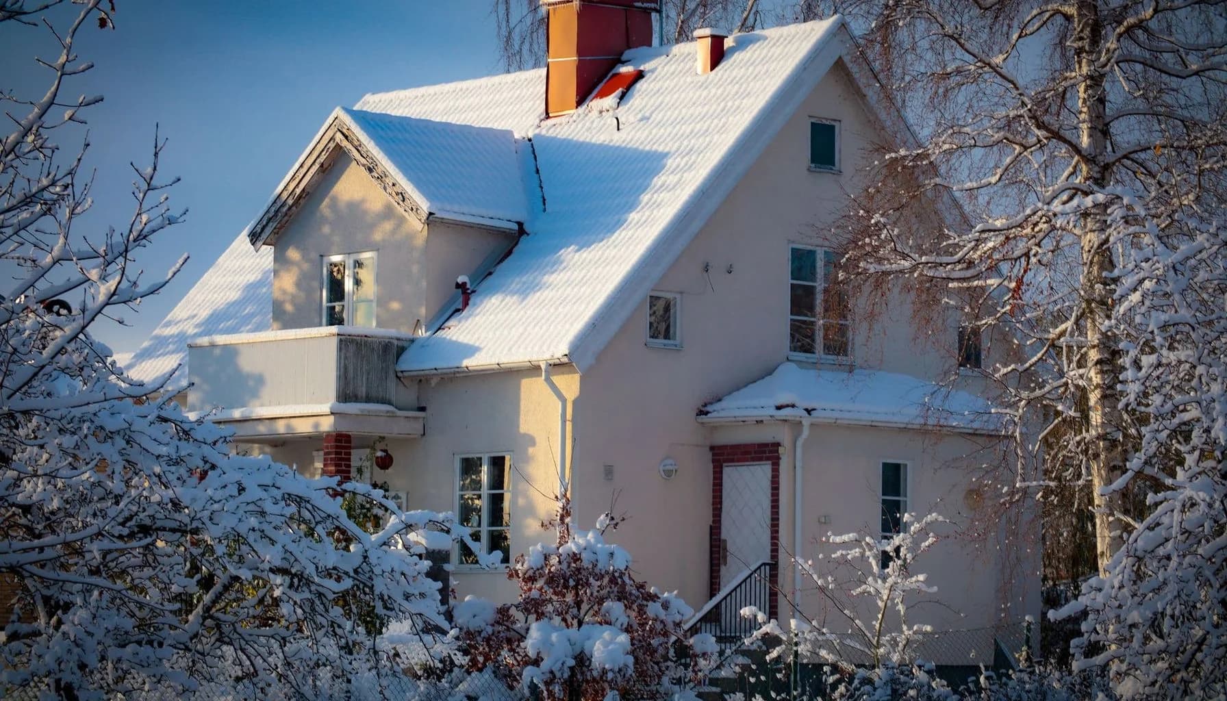 UK residential mortgage article image for Deciding Whether to Fix Your Mortgage Rate Now